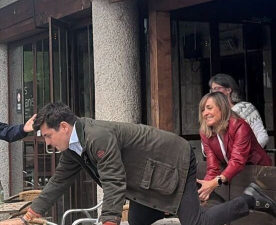 Vito Quiles escapa a 4 patas de dos Charópedas